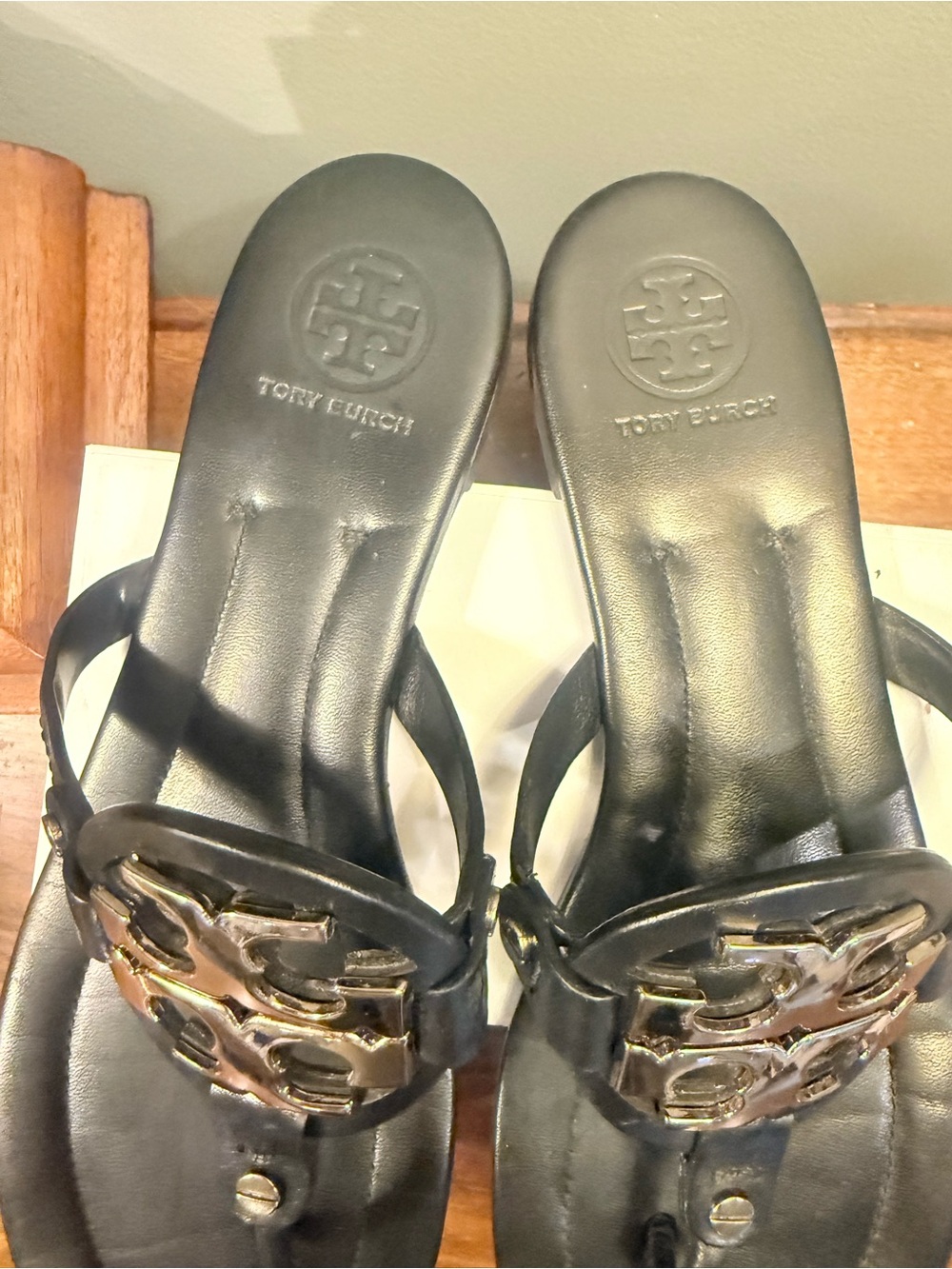 Tory Burch Metal Miller Black Gold Leather Logo Thong Sandals Size 10 - Picture 4 of 10